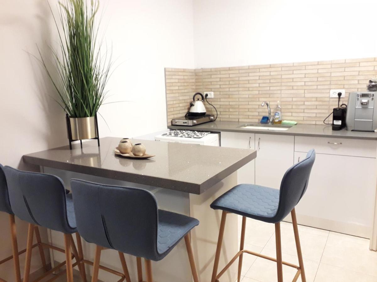 Bat Yam On The Beach Apartment Exterior foto