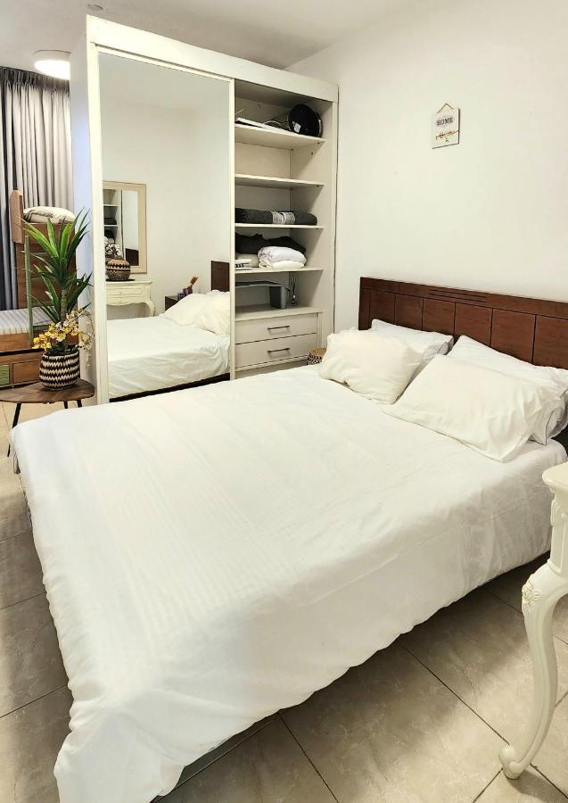Bat Yam On The Beach Apartment Exterior foto
