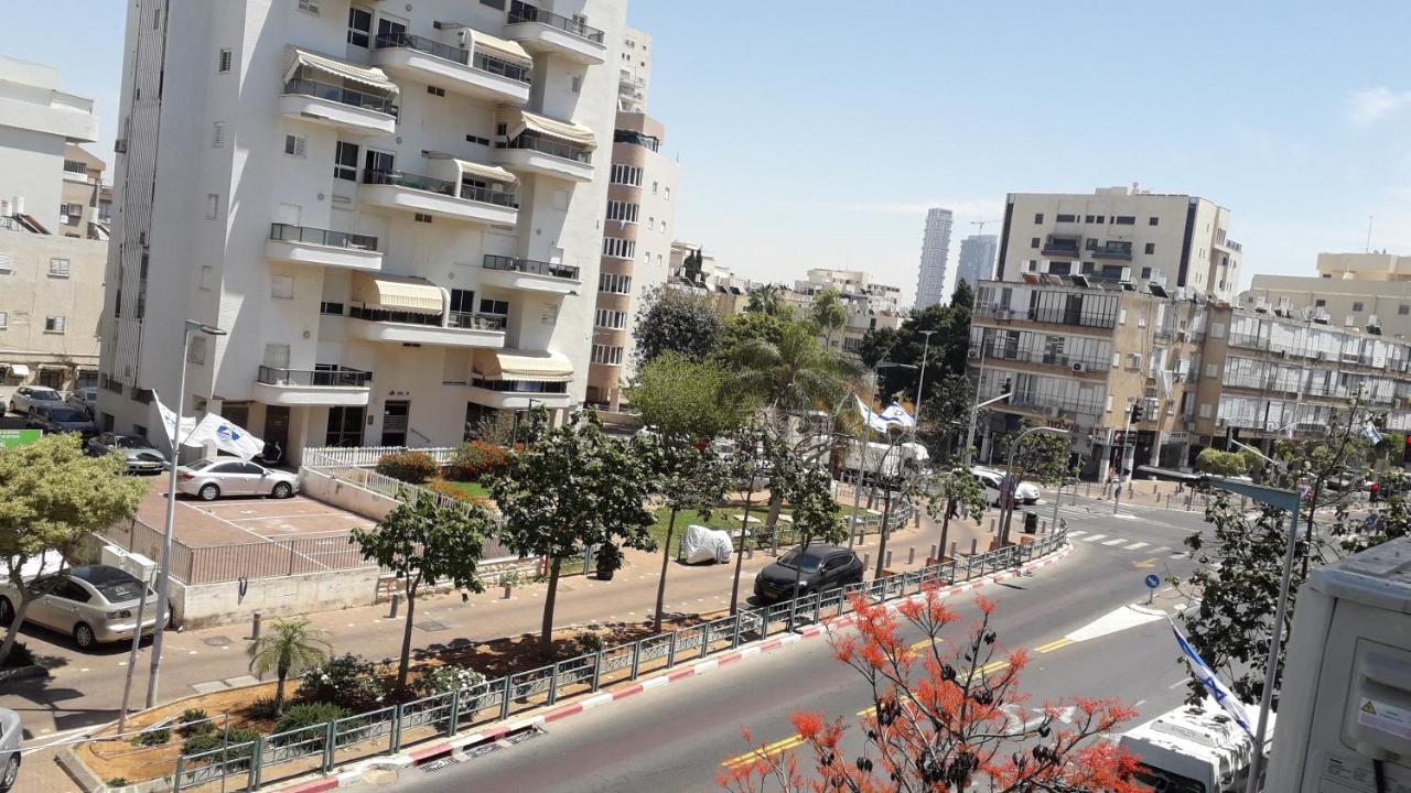 Bat Yam On The Beach Apartment Exterior foto